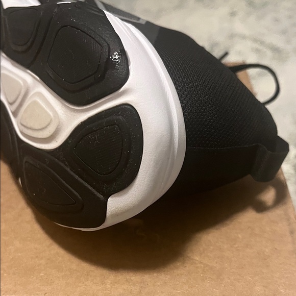 New Balance Black and White Men's Athletic Running Shoe - Picture 10 of 13